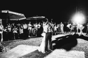 Brautpaar tanzt ausgelassen vor den Gästen, Foto Schwarz-Weiß