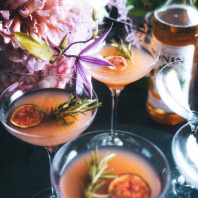 Cocktails von oben, links Blumen, im Gartensaal