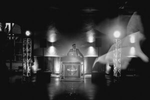 DJ mit seiner Anlage und Lichtanlage im Gartensaal, Foto schwarz-weiß