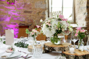 Hochzeitstafel im Torhaus, Blumenstrauß auf Baumscheibe