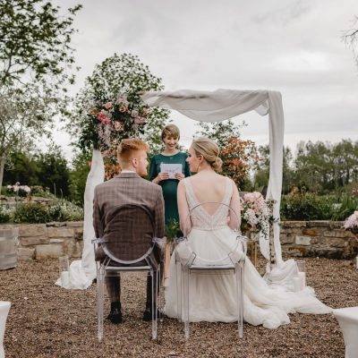 Brautpaar mit Traurednerin im Rondellgarten vom Gartensaal bei einer Trauzeremonie