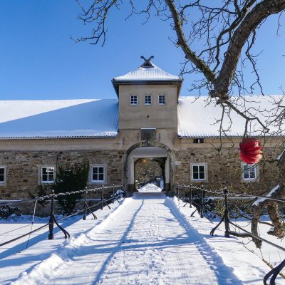 11Brücke zum Torhaus von Rittergut Remeringhausen, verschneit, blauer Himmel