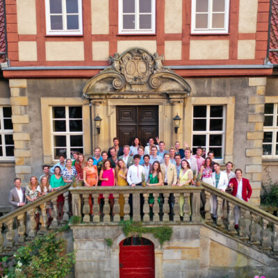 Rittergut Remeringhausen, Herrenhaus, auf der Treppe sind die Teilnehmer des 1. European Festival of Ideas versammelt
