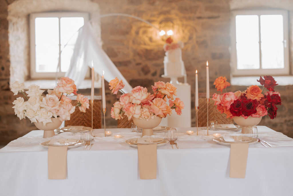 Hochzeitsshooting im Torhaus RIttergut Remeringhausen - Farbverlauf in der Blumendekoration auf dem Tisch