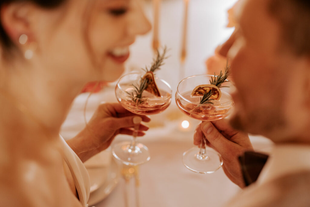 Hochzeitsshooting im Torhaus RIttergut Remeringhausen - Brautpaar am Tisch mit Cocktail