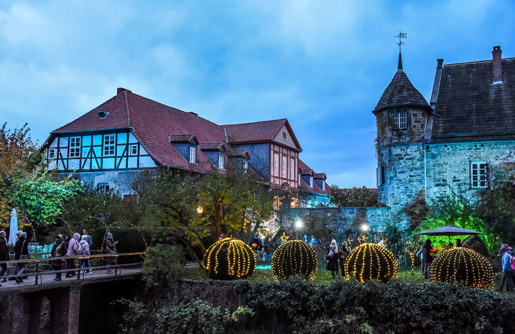 Herrenhaus und Schlösschen von Rittergut Remeringhausen bunt illuminiert anlässlich des Events Novemberlicht